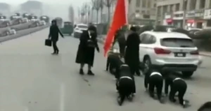 Bu görüntülər hər kəsi şok etdi:  Qadın  rəhbər  görün  nə  edir +VİDEO