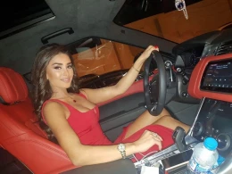 Pərvin dekoltesi tənqid olundu: "Ondansa paltarsız gəz"