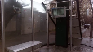 SON DƏQİQƏ! Bakıda küləyin sürəti şiddətləndi, dayancaqlar yerindən qopdu - ŞOK VİDEO