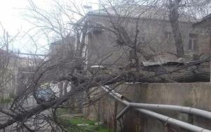 Dəhşətli anlar kamerada: Külək böyük binanın damını belə apardı