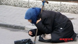 Qadın dilənçinin qazancı DƏHŞƏTƏ GƏTİRDİ: günortaya kimi iş və İNANILMAZ RƏQƏM - ŞOK VİDEO