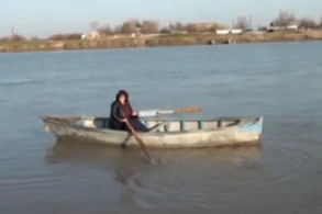 Azərbaycanda bu müəllim dərsə qayıqla gedir - VİDEO