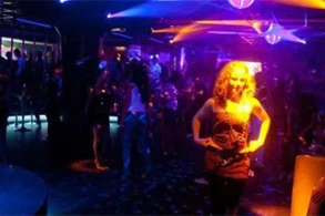 Şok! İranlı qızların barda rəqs videosu yayıldı