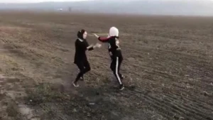 Hicablı qızlar yumruq davasına çıxdı - ŞOK VİDEO