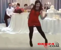 Hər kəs toyda rəqs edən bu  qızdan danışır: Şok  edən  görüntülər