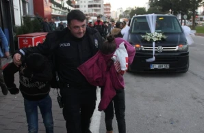 Gəlin maşınından pul ala bilməyən dilənçilər onları daşa basdı -  ŞOK KADRLAR