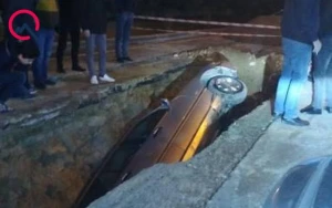 Bakıda dəhşət: Yol yarıldı,maşın yerə girdi