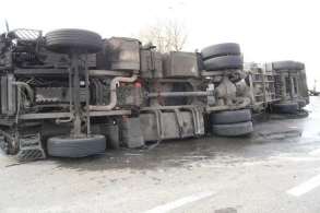 Bakıda dəhşət: Yük dolu maşın belə aşdı