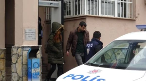 Blokda öpüşən sevgililər  kameraya düşdü,polis onları tutdu