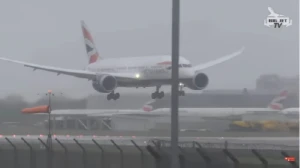 Dəhşətli kadrlar: Güclü külək təyyarəni enməyə qoymadı