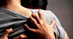 "Gördüm hər ikisi çılpaq vəziyyətdədir, oğlan qan içində idi" — Oteldəki qətlin detalları