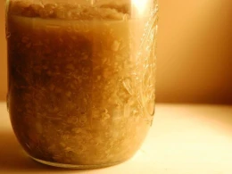 Sarıköklə sirkəni qarışdırın