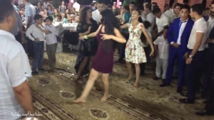 Hamı toyda rəqs edən Azərbaycanlı qızlardan danışır