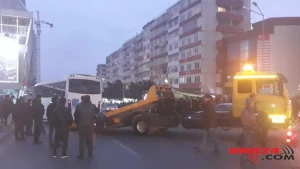 Bakıda növbəti avtobus qəzası: reklam LÖVHƏSİNƏ ÇIRPILDI VƏ... - FOTO