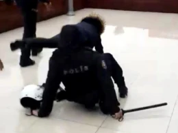 Şok görüntülər! Polis  qadın deputatı  yerə yıxdı