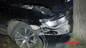 “Ford” ağaca çırpıldı - Sürücü sıxılmış vəziyyətdə qaldı