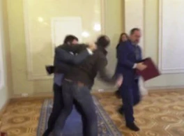 Tutulan şəxsin anası hakimi döydü - Bakıda ŞOK olay