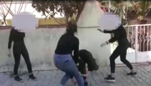 Dəhşətli  anlar: Qızların  kütləvi davası kameraya düşdü