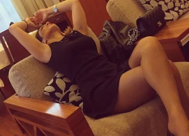 Azərbaycanlı müğənni canlı yayım açıb intim hərəkətlər etdi