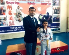 11 Yaşlı Bu Qəhrəman Qız İranda Bayrağımızın Ermənistan Bayrağının Altından Asılmasına Etiraz Etdi – FOTOLAR