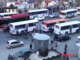 Bakıda insanlara pulsuz alma paylanılır, avtobus pulsuz işləyir
