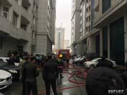 Bakıda bina yanır: bir ailə 14-cü mərtəbədə qalıb