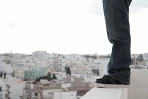 Bakıda gərgin anlar: İki nəfər binanın damına çıxıb intihar etmək istəyir