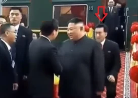 Kim Çen Inın dalınca “ildırım” sürətilə qaçan tərcüməçi bir gündə məşhurlaşdı - VİDEO