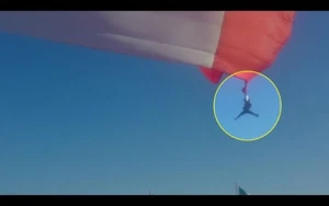 Bayraqla birlikdə havaya qalxan əsgər yerə çırpıldı