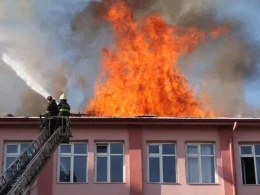 Azərbaycanda məktəb yanır: Xəsarət alanlar var