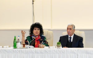 “Xahiş edirəm, xahişlərinizi saxlayın” - Zeynəb Xanlarova prezidentlə görüşdə müğənnilərə əsəbiləşdi