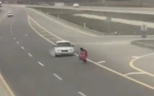 Ucarda yolu keçmək istəyərkən ölən ana balanın  şok görüntüsü