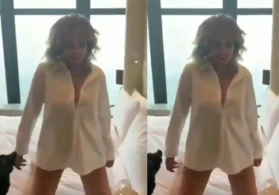 Aygün Kazımovanın oteldə yarıçılpaq videosu yayıldı