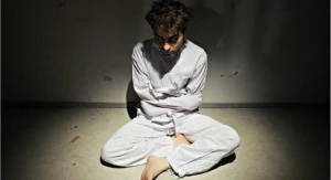 Bakıda ruhi xəstə Təcili tibbi yardım stansiyasına hücum edib həkimi döydü