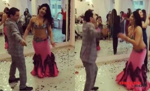 Kişi rəqqas qadın rəqqasəyə qoşulub göbək atdı - Bakıda biabırçı video