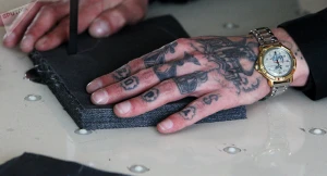 Həbsxananın yazılmamış qanunları:Çalış borclu qalmayasan. Əks halda hamı səni “fuflo” adlandıracaq