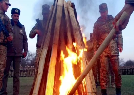 Zakir Həsənov tonqaldan tullandı, əsgərlərlə rəqs etdi