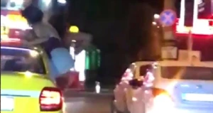 Qızların biabırçı görüntüsü: Yarıçılpaq taksidə...