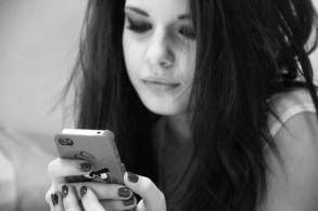 Bakıda biabırçılıq: Qız canlı yayım açıb,alt paltarını göstərdi