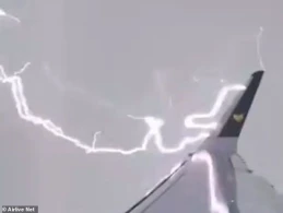 Təyyarəni havada  ildırım vurdu