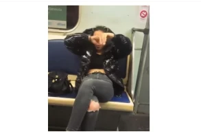 Metroda göbəyini açıb oynayan qız rəzil oldu -Bakıda