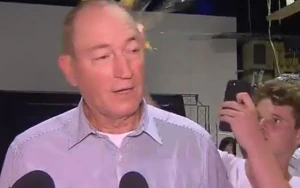 ŞOK kadrlar:Müsəlmanları təhqir edən senatorun başında yumurta qırdılar