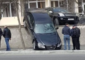 Maşını arxaya vermək əvəzinə,qabağa verdi...-Sürücü qadındır