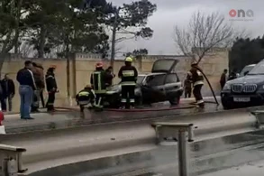 Bakı-Sumqayıt yolunda avtomobil yanıb - VİDEO