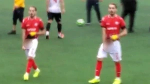 Biabırçılıq! Futbolçu  cinsiyyət  orqanını  tamaşaçılara  göstərdi