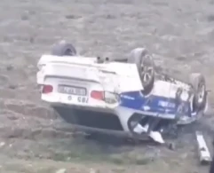 Azərbaycanda dəhşətli qəza:Polis maşını çevrildi,sürücüsü içində qaldı
