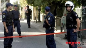 Rusiya səfirliyi qarşısında polislərə qumbara atdılar