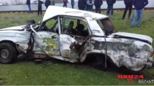 Azərbaycanda dəhşət: Maşın qatarın altında qaldı – ÖLƏN VAR - FOTO