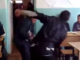 Bakıda şagirdlər müəllimi döydü -Üstünə təcili yardım gəldi