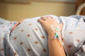 Acı mənzərə:Ana doğuş zamanı öldü,körpə sağ qaldı